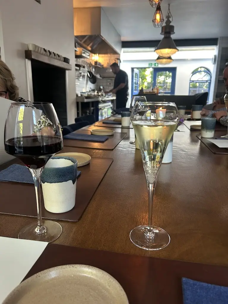 Emma Ramsey_Alumni Kitchen Table and Rooms_Derrinturn_reseña