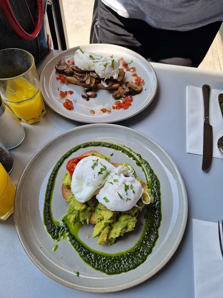 Eva Lapos_Cafe 105_Clonskeagh_reseña