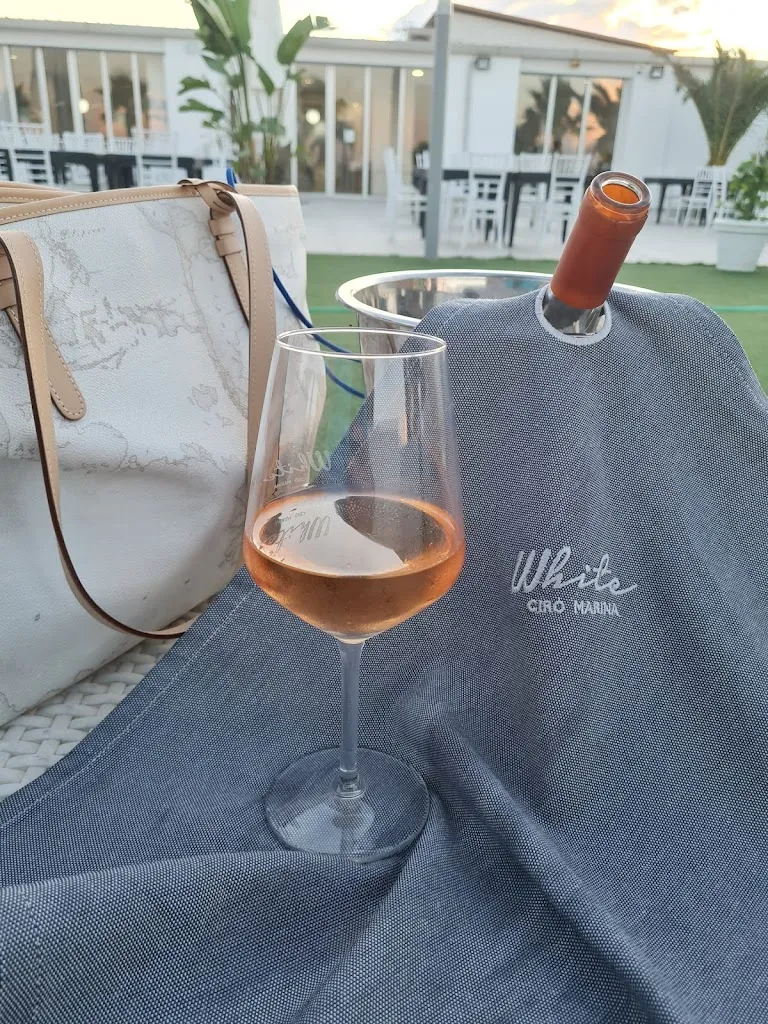 Curtis Yoder_White beach_Cirò Marina_review