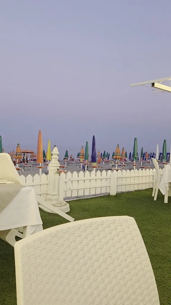 Giuseppe Carotenuto_Malibu' Beach- Restaurant Drink Music_Cirò Marina_review