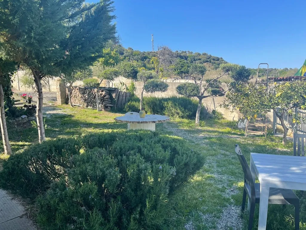 Domus Arcuri - Agriturismo con animali da fattoria ed Area Camper restaurant in Cirò Marina