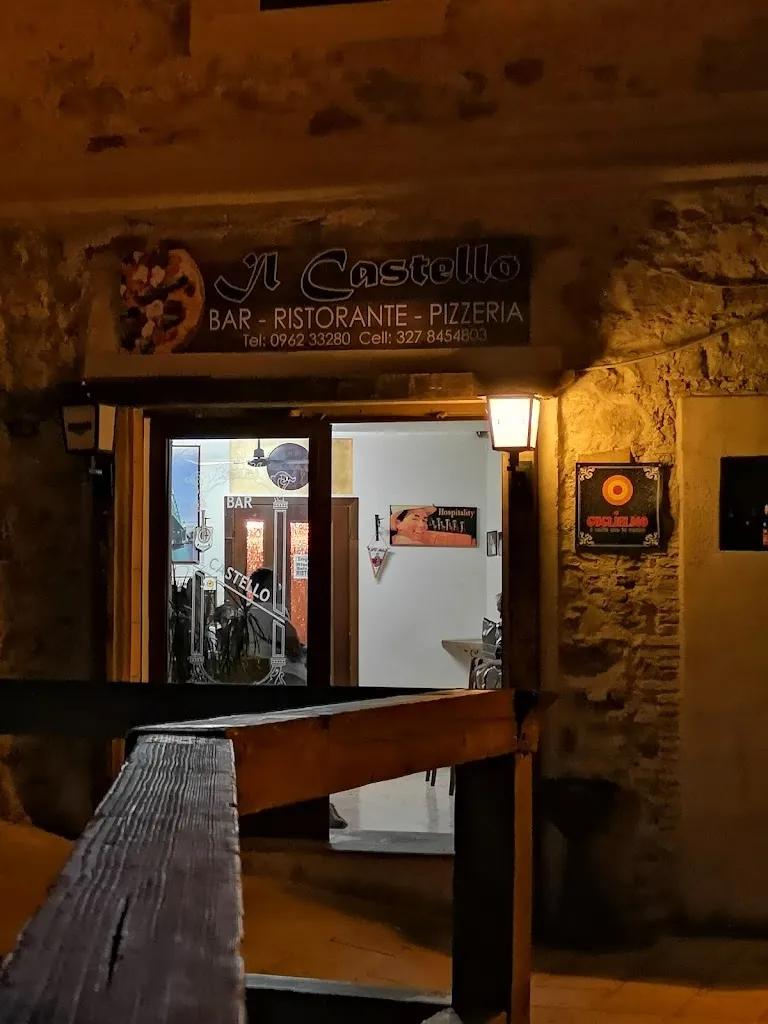 Bar-Ristorante “Il Castello” restaurant in Crucoli