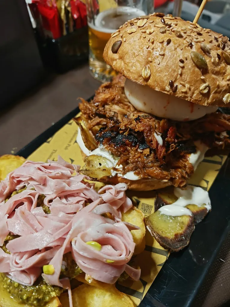 Thomson pub_Cropani Marina_slider_image_3