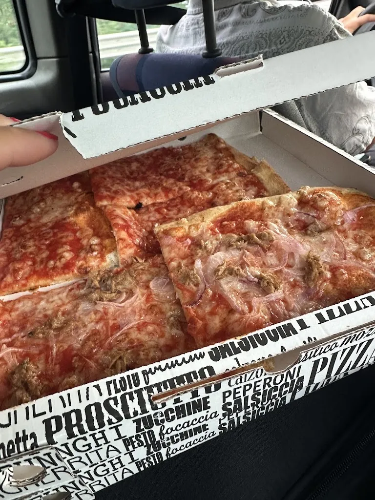 Vittoria Zucchi_Pizza al taglio Talarico_Cropani Marina_review