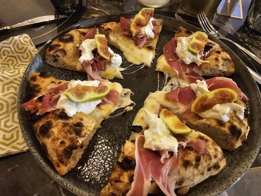 Dominik Il Russo_Storie Dipinte Crotone_Crotone_review