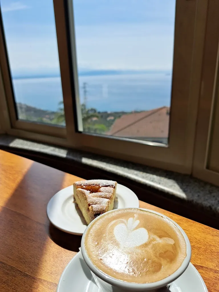 Kira Browne_On The Road Bar Gelateria Tabacchi Pizzeria_Joppolo_review