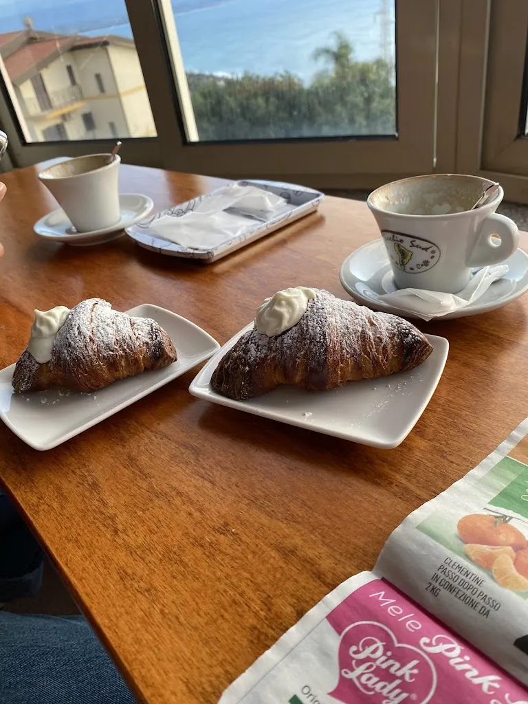 Barby Castro_On The Road Bar Gelateria Tabacchi Pizzeria_Joppolo_review