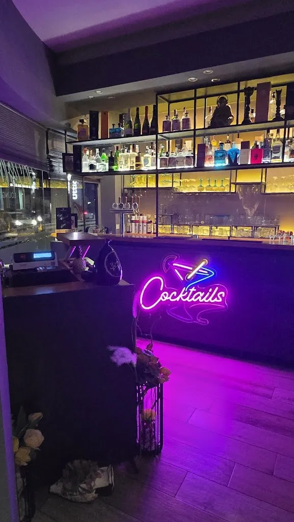 Enigma Lounge Pub restaurant in Gioia Tauro