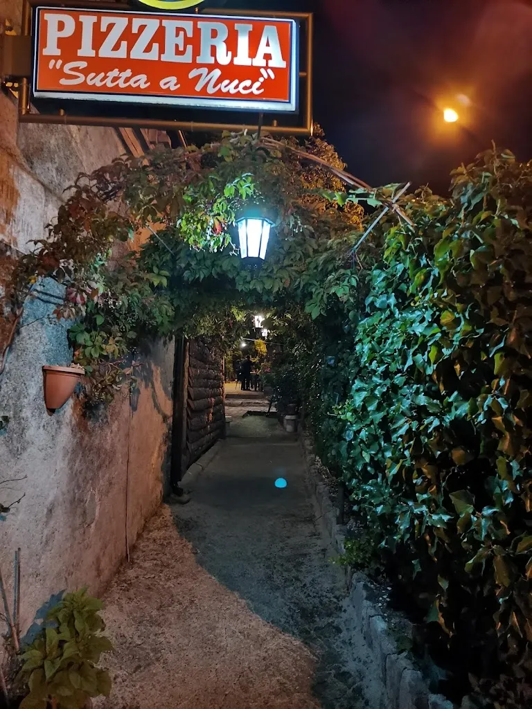 Pizzeria Sutta A Nuci restaurant in Lattarico