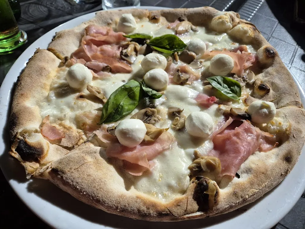 Pizza & Core restaurant in Mangone