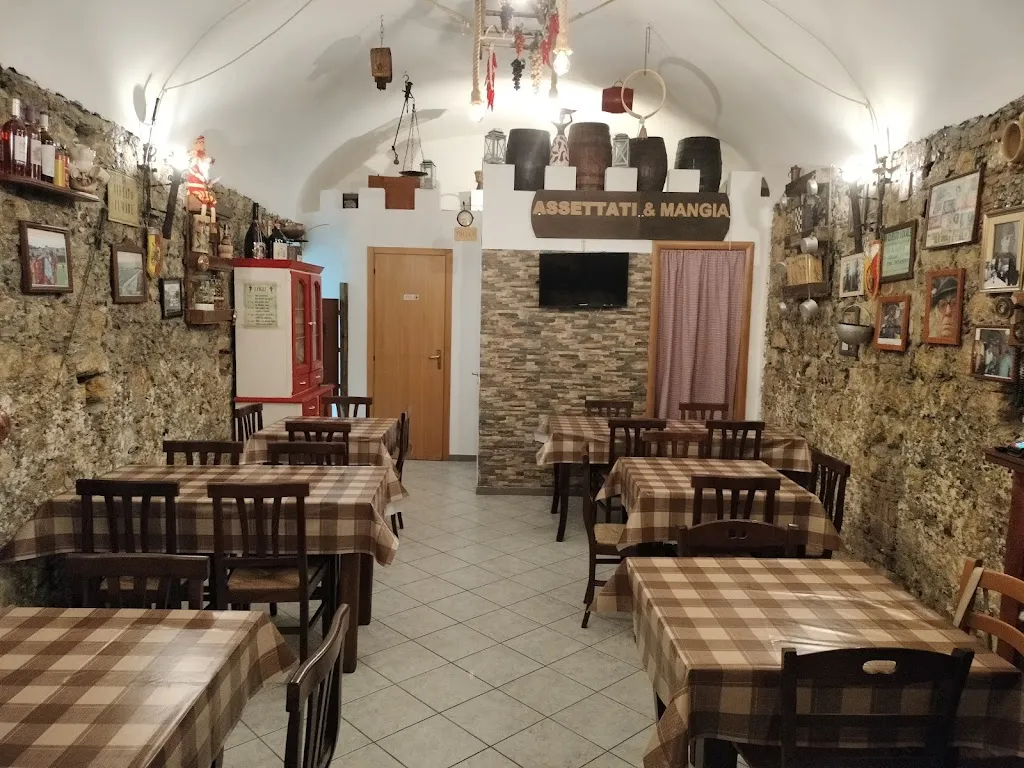 Trattoria Assettati E Mangia restaurant in Magisano