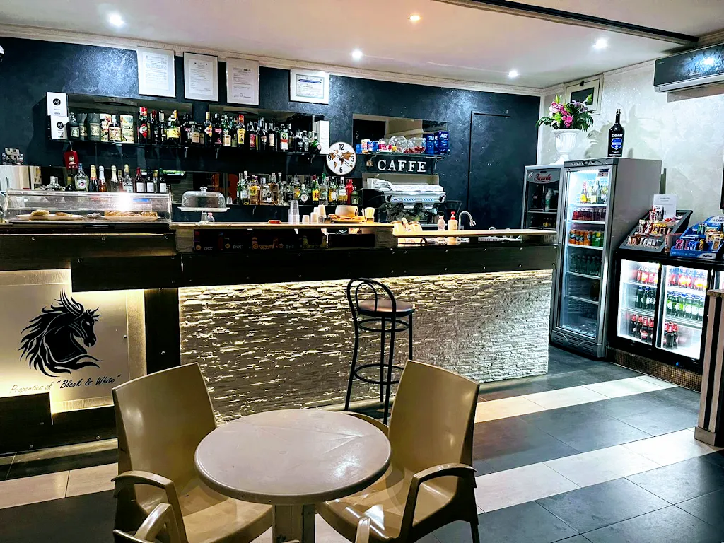 Black&White - Bar-Gelateria-Rosticceria restaurant in Mottafollone