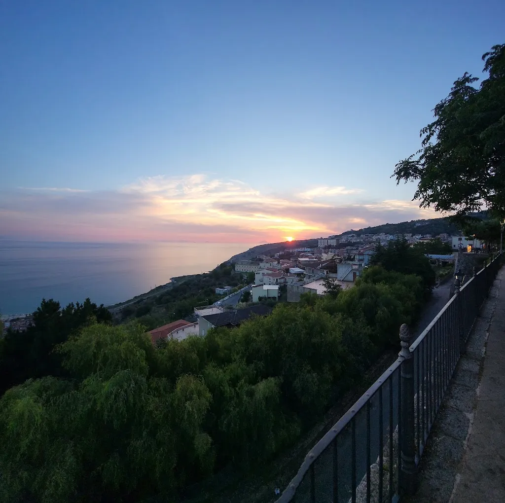 Andre Ossowski_Fragole Amare Lounge_Nicotera_review