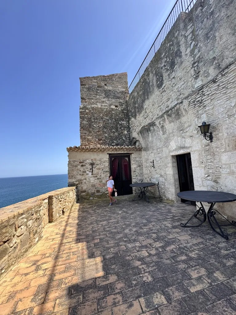 Sedat Erhotamis_Castello Federiciano_Roseto Capo Spulico_review