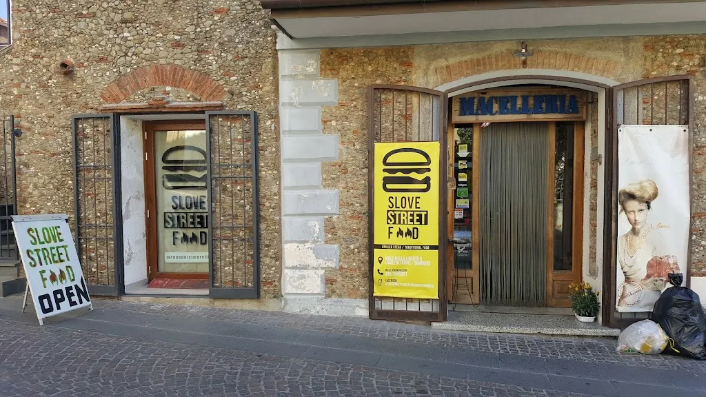 Slove Street Food restaurant in Sambiase