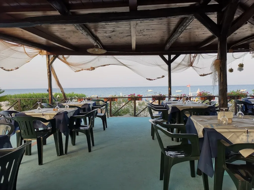 Lido Fior Di Ciliegio restaurant in Santa Caterina dello Ionio