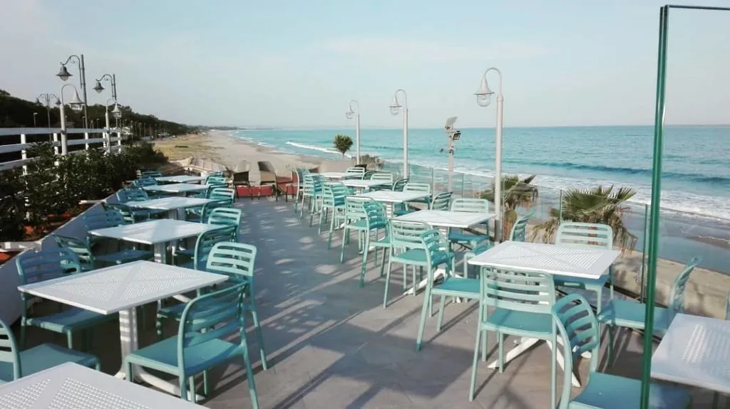 Faro Blu - Ristorante di Pesce - Cocktail Bar- Pizzeria napoletana-Stabilimento balneare restaurant in Sellia Marina