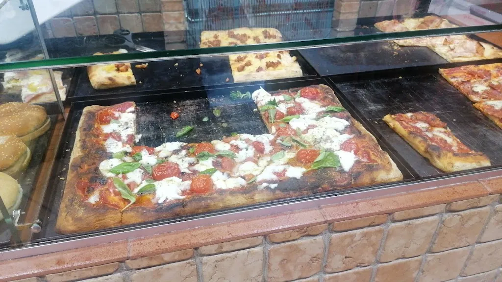 Pizzeria al taglio Snoopy Restaurant in Sibari