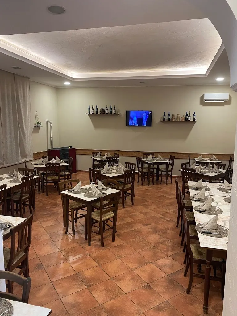 Ristorante pizzeria L' Antico pino restaurant in Spezzano Albanese