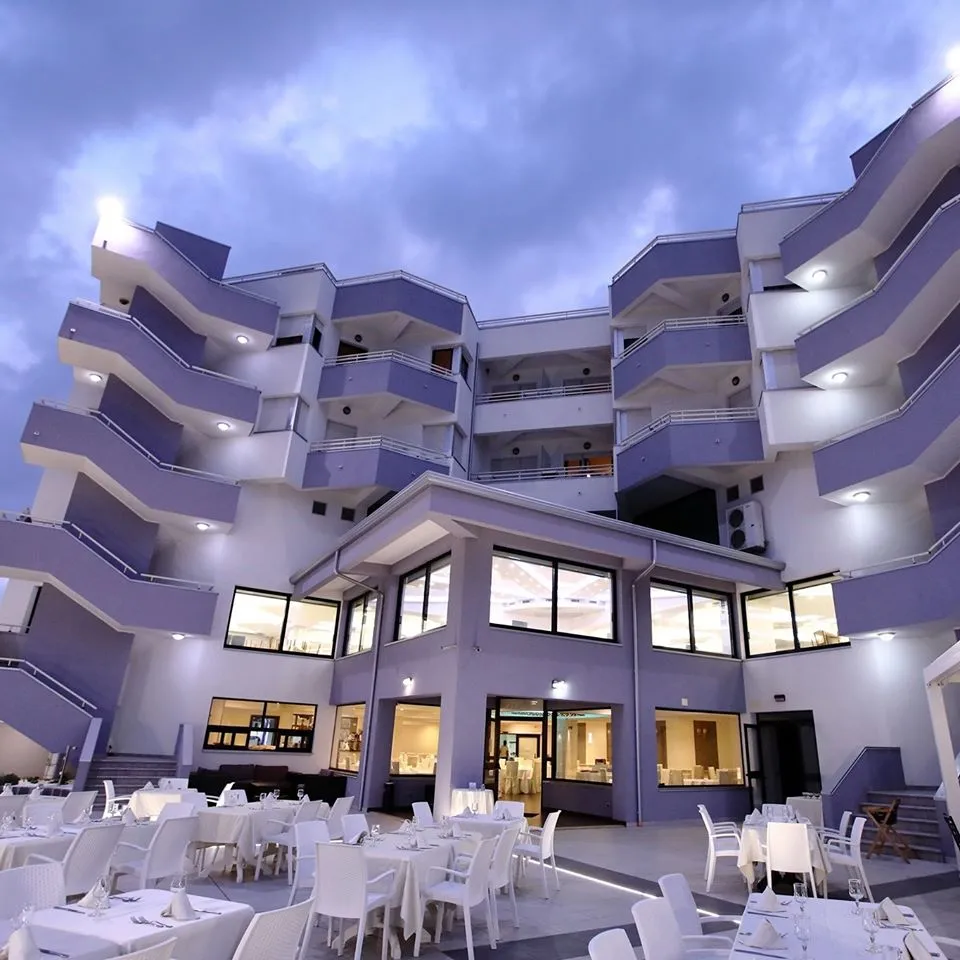 Hotel Melissa - Ristorante Pizzeria Il Delfino restaurant in Torre Melissa