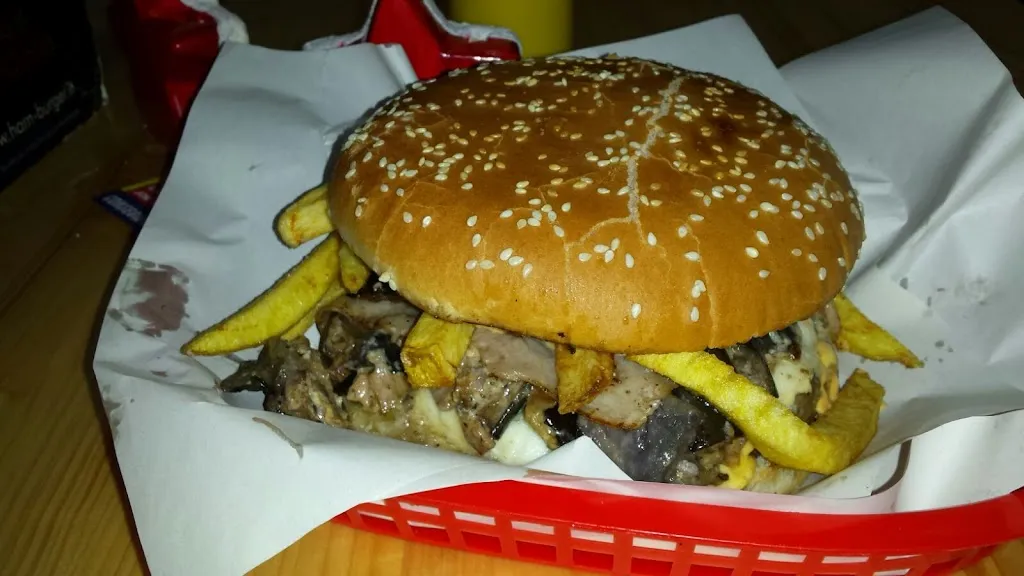 VincenzoeCinzia TravaglinoMaione_Joe Burger_Acerra_review