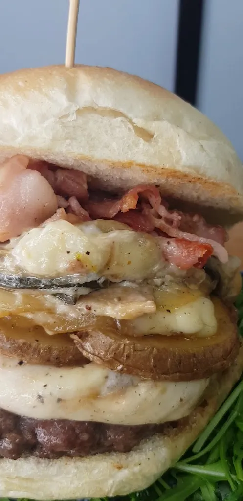 Royal burger_Acerra_slider_image_2