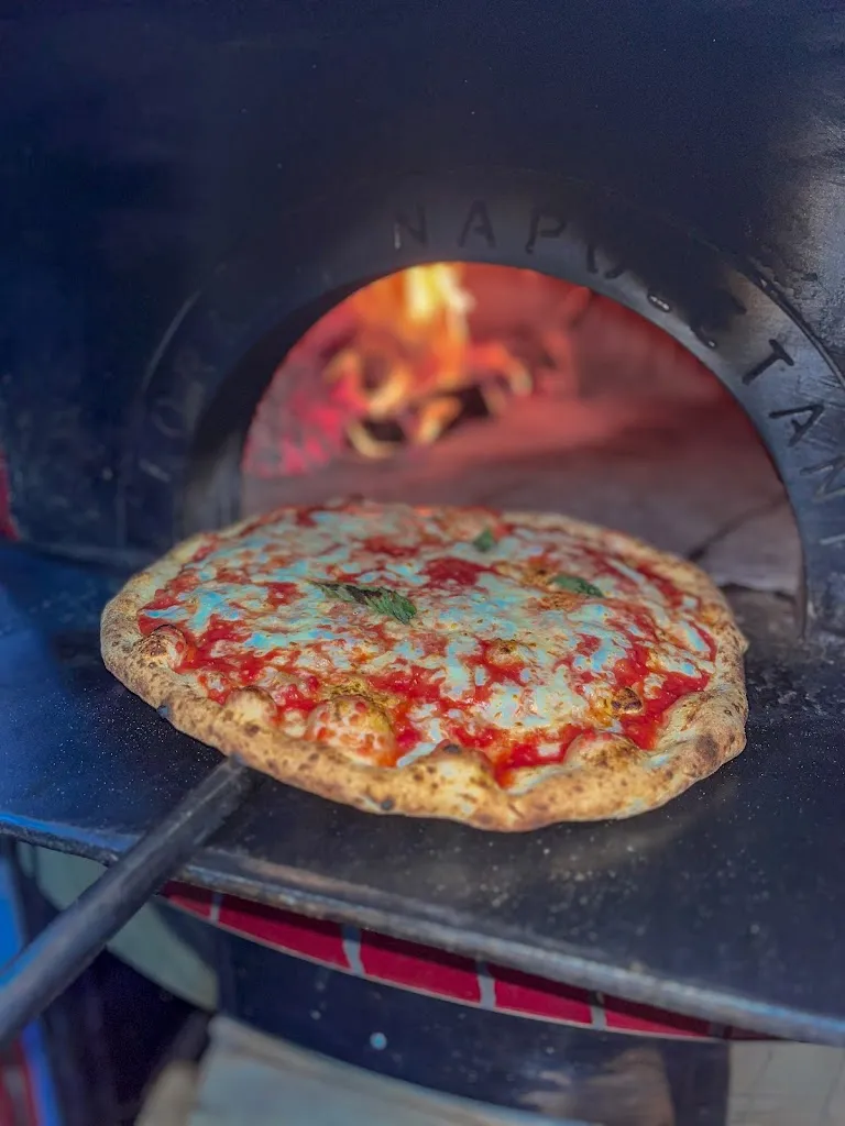 C'é Pizza Per Te Pizzeria_Acerra_slider_image_3