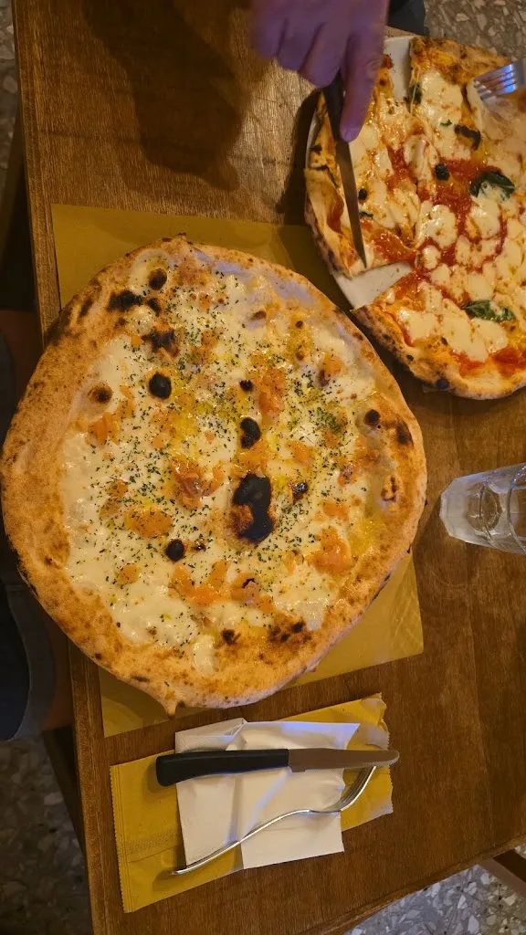 Pizzeria Gin8_Alvignano_slider_image_2