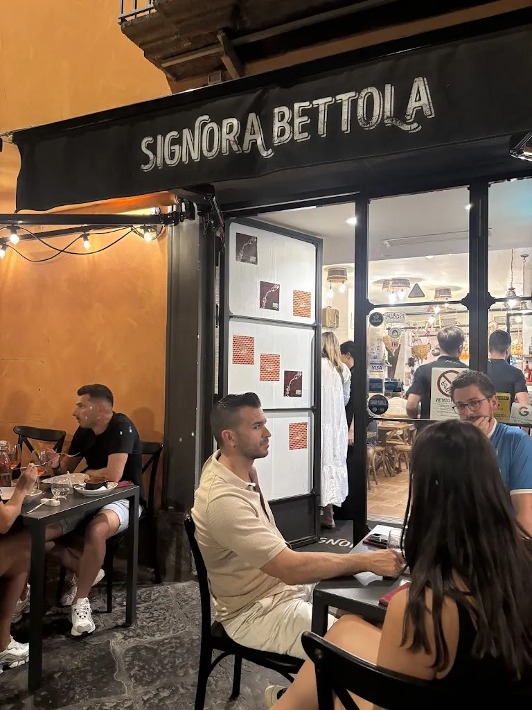 Signora Bettola - Napoli (Chiaia)_Avvocata_slider_image_1