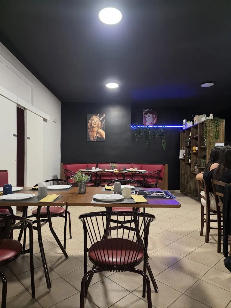 Rivoluzione casertana restaurant in Bivio Mortola