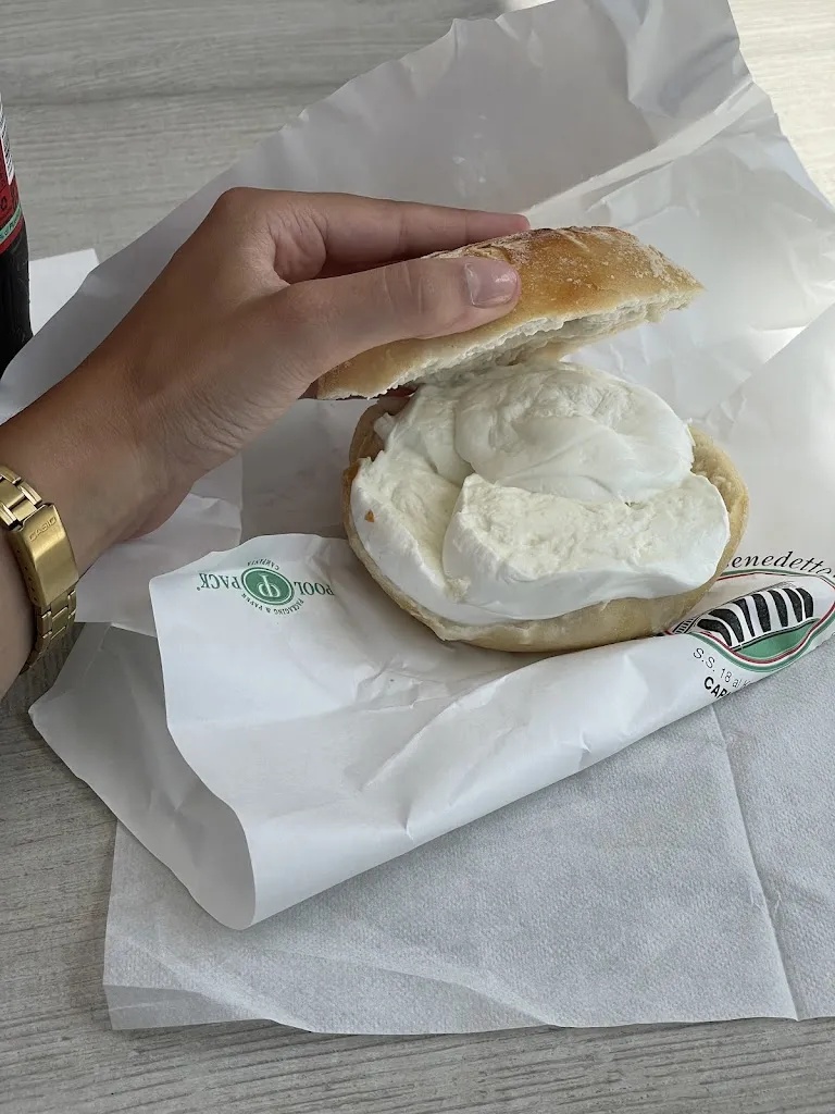 Nancy Piscopo_Caseificio Di Benedetto - Capaccio Paestum - Produzione Mozzarella di Bufala Fatta con 100% Solo Latte di Bufala_Capaccio_review