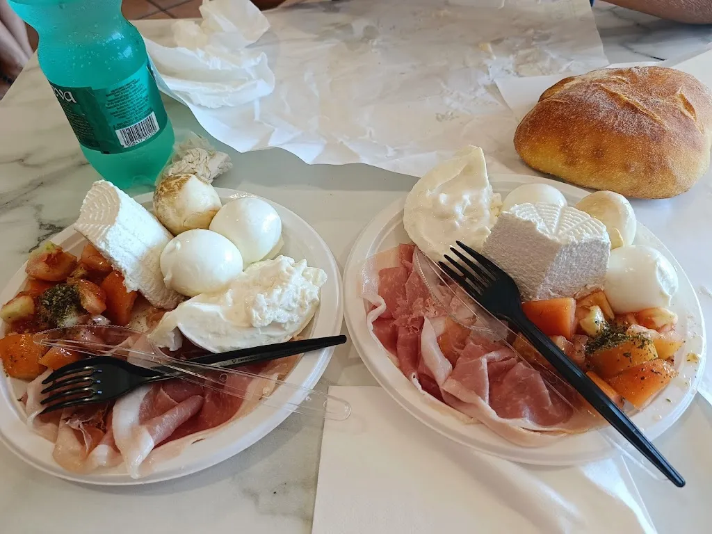 Marco Farina_Caseificio Di Benedetto - Capaccio Paestum - Produzione Mozzarella di Bufala Fatta con 100% Solo Latte di Bufala_Capaccio_review