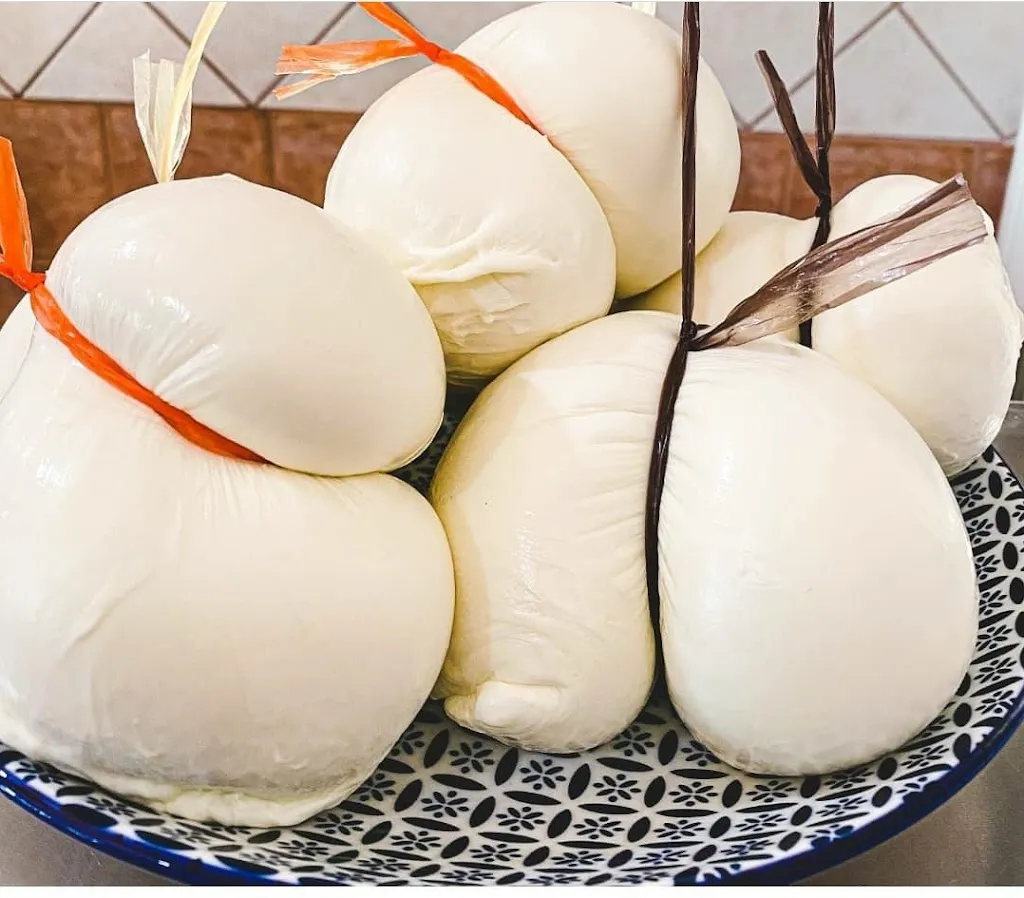 Caseificio Di Benedetto - Capaccio Paestum - Produzione Mozzarella di Bufala Fatta con 100% Solo Latte di Bufala_Capaccio_slider_image_1