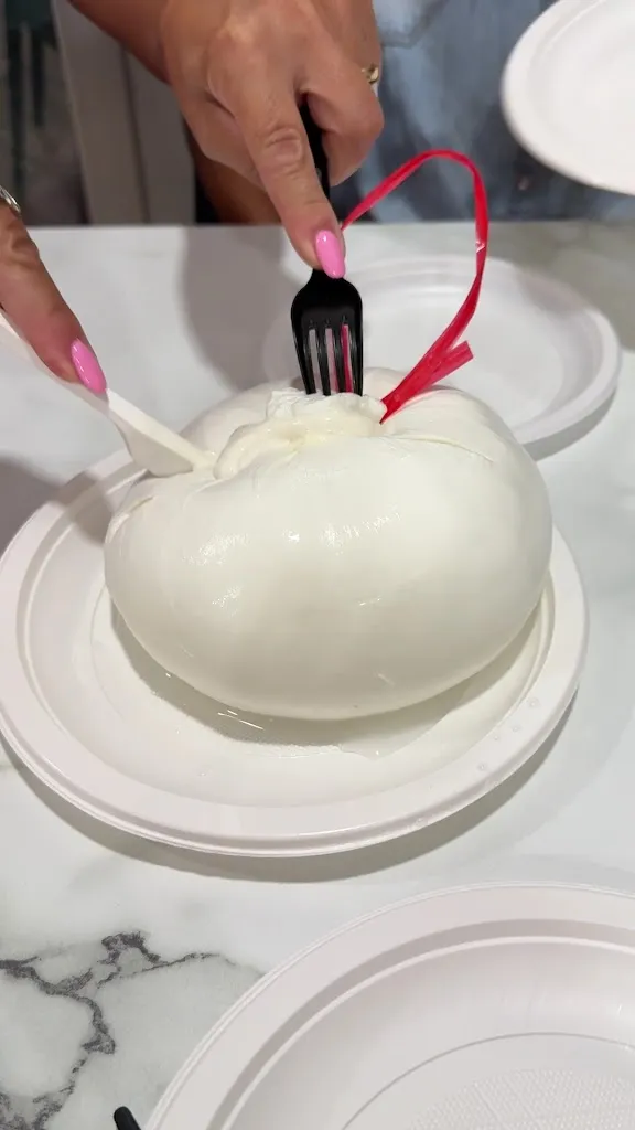 Caseificio Di Benedetto - Capaccio Paestum - Produzione Mozzarella di Bufala Fatta con 100% Solo Latte di Bufala_Capaccio_slider_image_2