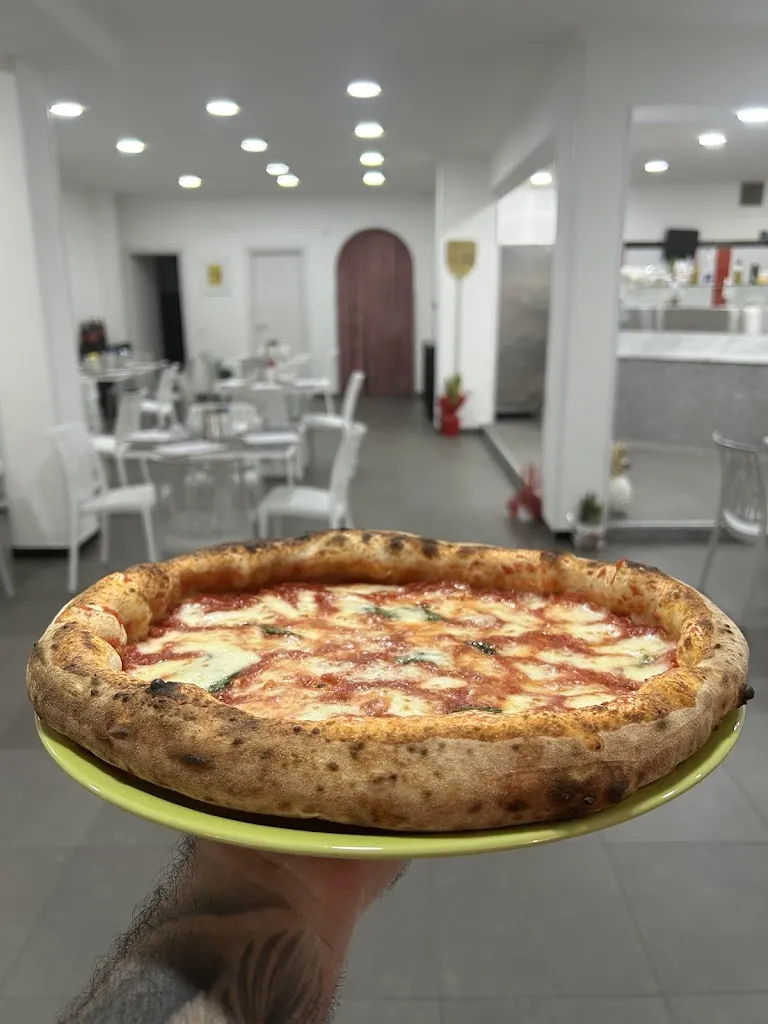 Attilio Mottola Pizzeria_Casaluce_slider_image_3