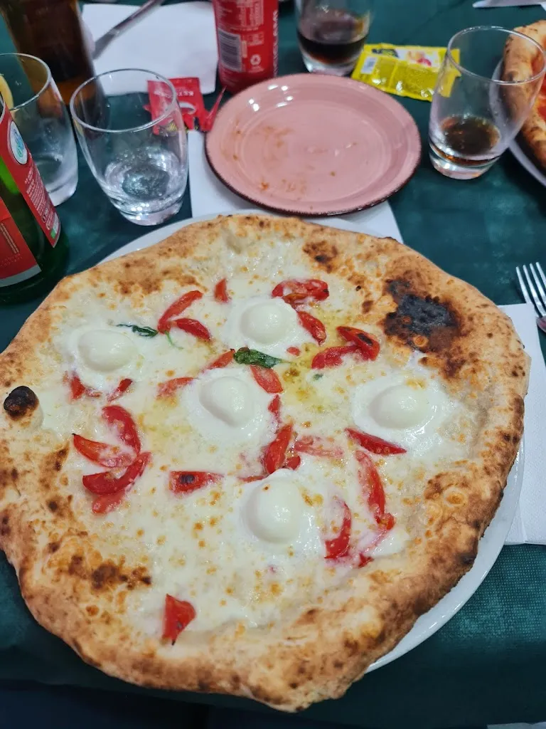 L' Isola Della Pizza restaurant in Casavatore