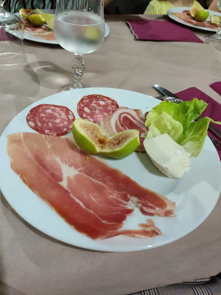 Ristorante Pizzeria L'Americana_Castel Morrone_slider_image_3