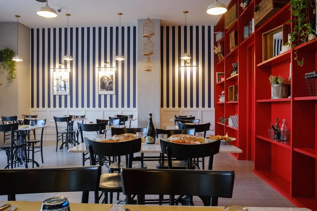 Originale pizzeria restaurant in Castello di Cisterna