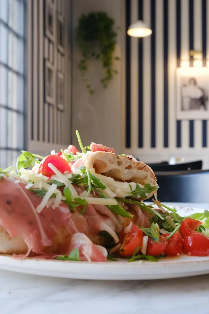 Originale pizzeria_Castello di Cisterna_slider_image_3