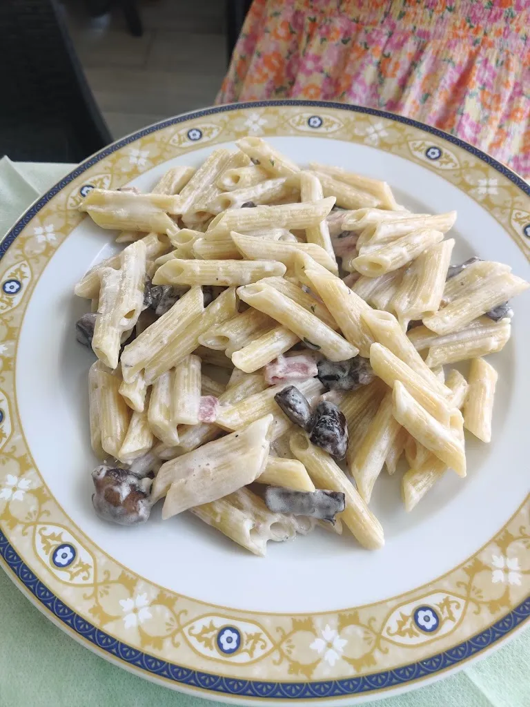 Marina Kondratyeva_Black & White da Dario_Castel Volturno_review