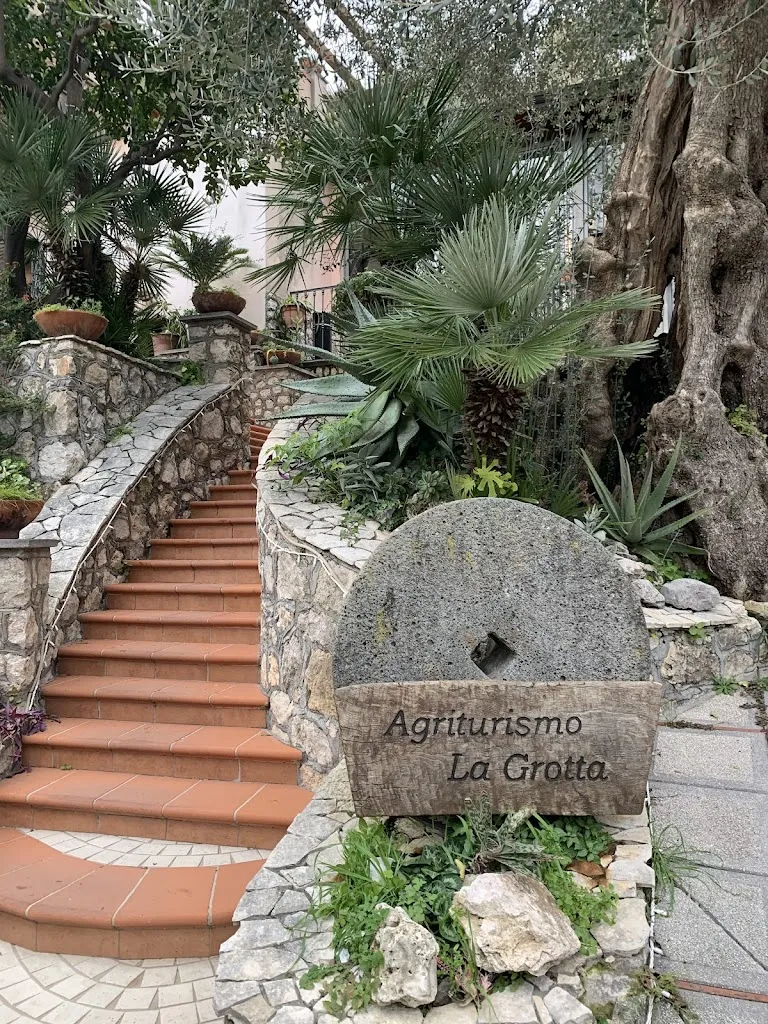 Farmhouse La Grotta restaurant in Corbara