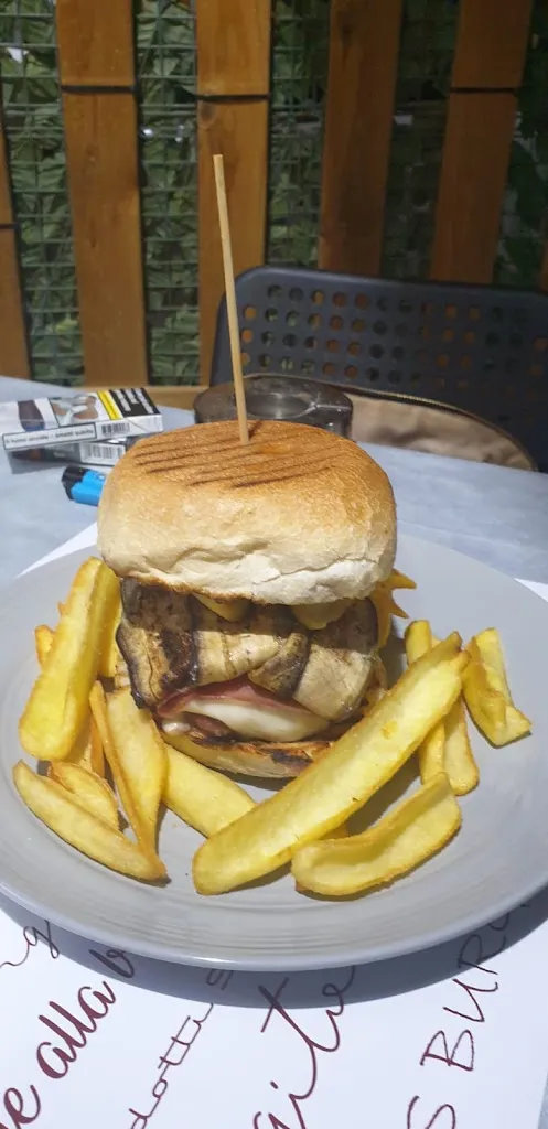 Raffaele Iuppariello_Carlo's Burger hamburgeria & braceria_Frignano_review