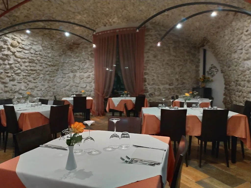 Vecchia Fattoria_Massa d'Albe-Corona_slider_image_1