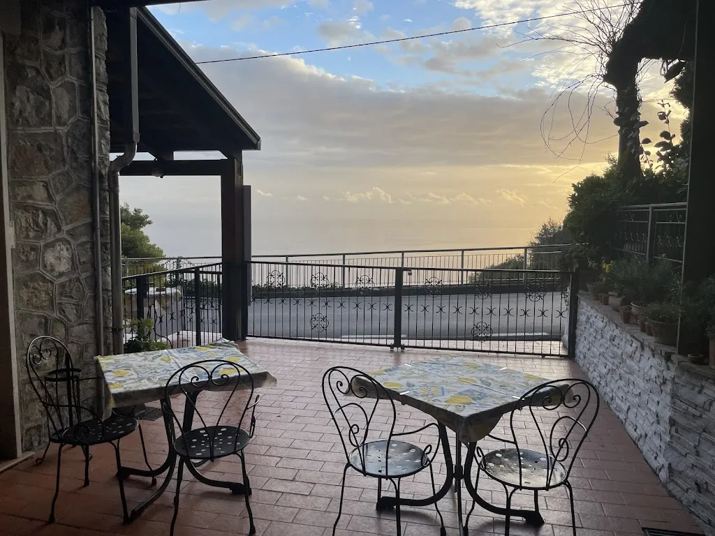 Luca's Restaurant - Bar - Pizzeria restaurant in Furore