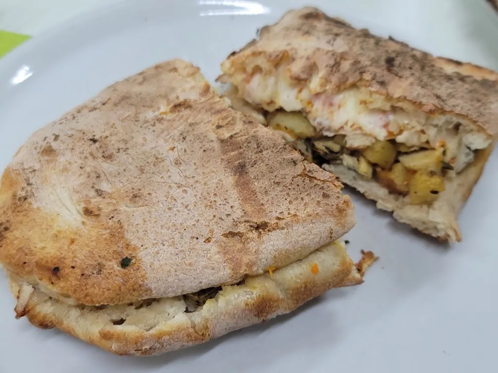 Angela Bova_Da Iolanda 1989 - L'Università del Panuozzo di Gragnano_Gragnano_recensione