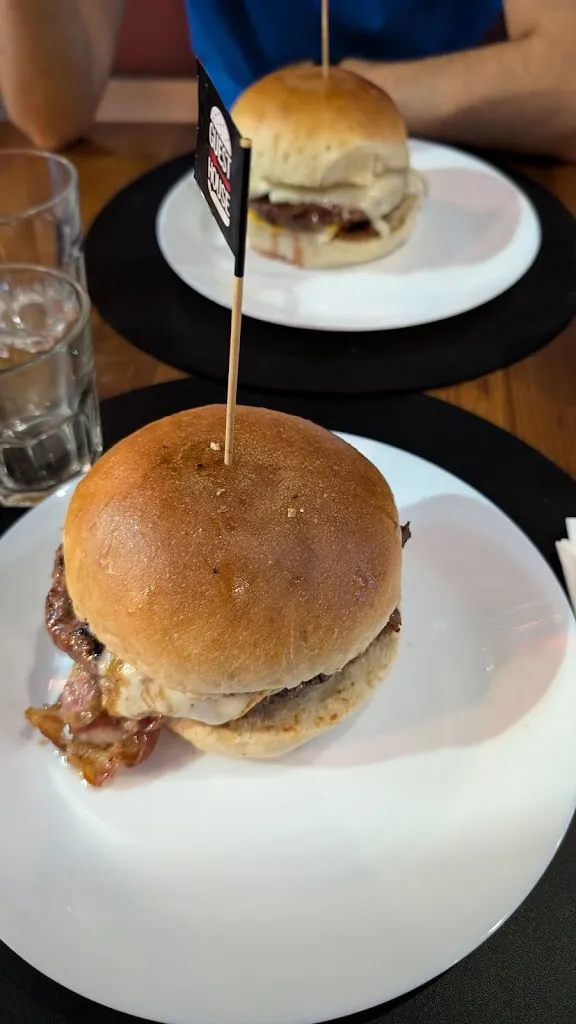 Amir Hossein Shahdadian_Guest House Pub_Fuorigrotta_review