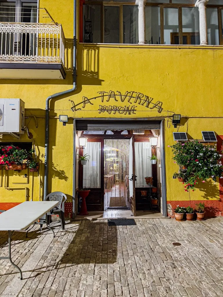 Pizzeria "Pappone" La Taverna restaurant in Lacedonia