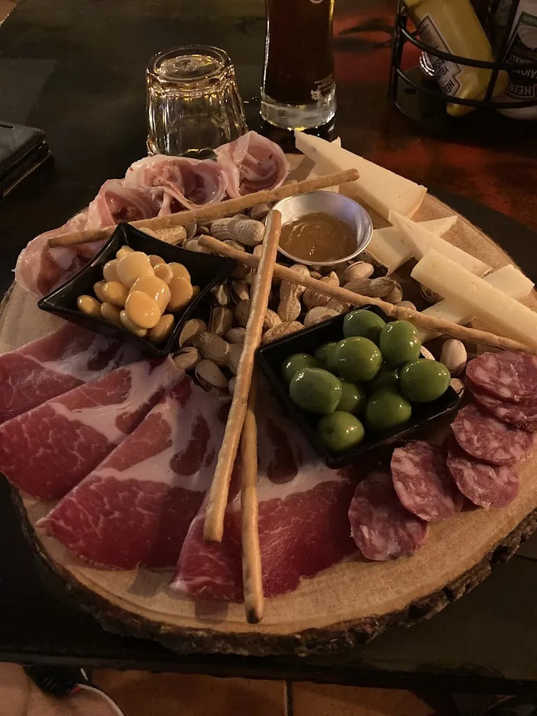 Silvius-Petru Cornean_Vico Sarchiapone, Pub Pizzeria Varcaturo, Napoli Food Tour, locale SKY, American Bar, Sala Biliardo_Masseria Vecchia Ovest_review