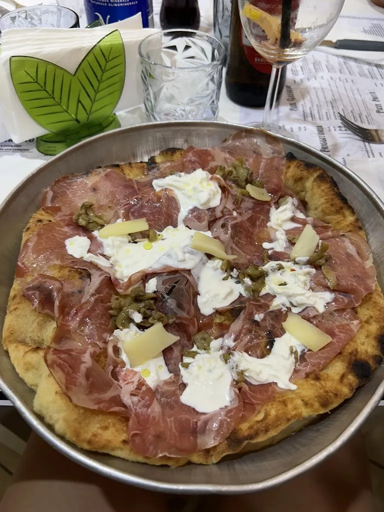 Kerry Claus_PIZZERIA LEONE GENNARO _Mondragone_review