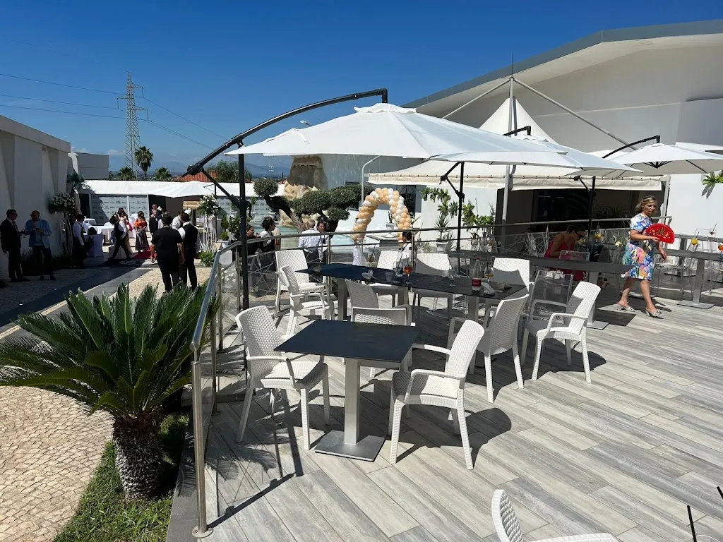 Black and White restaurant in Monterusciello